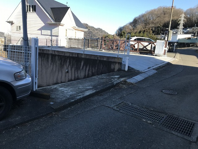 【前面道路含む現地写真】 | 道路までの距離や建物のサイズ感も実際の現地を確認下さい。		
