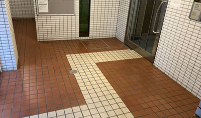 【エントランス】 | パレドール八王子2 | マンションのエントランスには、もともと風よけや防犯の役割がありますが、マンションによって宅配ボックスなどの設備が備わっている所もあります。日々の生活をイメージしながら生活しやすさをチェックしましょう。