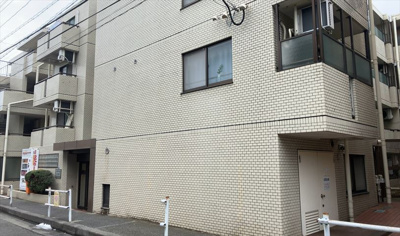 【現況写真】 | パレドール八王子2 | 道幅が広い場所は日当たりや風通が良好です。幅が広いのですれ違いも可能ですし大きな車でも駐車可能！一方で、大型車が通ることも多くなるため交通量の増加により騒音に繋がります。また土地の値段が高くなります。