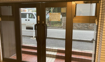 【玄関】 | パレドール八王子2 | 玄関は家の顔でもあり、家族以外の目にも止まる場所です。玄関は外との間を仕切る扉、靴などをしまっておく収納スペース、靴脱ぎのたたきスペース、来客とのやり取りをするドアホンなど複数のアイテムからなります。