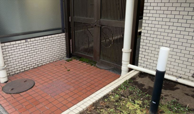 【外観】 | パレドール八王子2 | 車一台あたりに必要なスペースは、標準サイズの普通自動車で横幅2m50cm、長さ5mは必要になります。ただし、乗降のことも考慮して横幅3m30cm、長さ5m50cmほどは確保できるところを選びましょう。