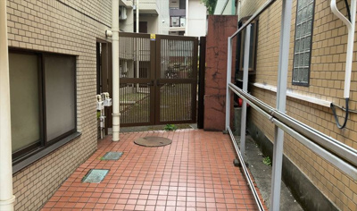 【外観】 | パレドール八王子2 | 駐車場と明記されていても、最小スペースでつくられた駐車場だと大型車は駐車できなかったり、出入りしにくくなったりする可能性があります。お車のサイズと購入したい物件の駐車場のサイズを現地で確認しましょう。