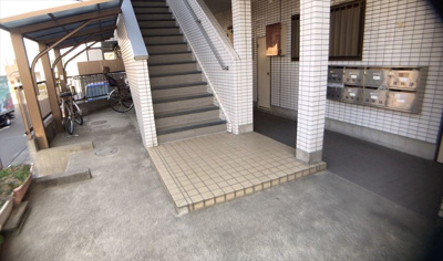 【エントランス】 | ロワドール北野 | マンションのエントランスには、もともと風よけや防犯の役割がありますが、マンションによって宅配ボックスなどの設備が備わっている所もあります。日々の生活をイメージしながら生活しやすさをチェックしましょう。