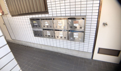 【設備】 | ロワドール北野 | エントランス付近に設置されている集合ポストは、住んでいる部屋と離れているため、ポストをあさるなど誰かに何かされていても被害に気づきにくいです。入居する時には他人に特定されにくい番号で鍵をかけましょう！