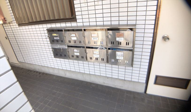 【設備】 | ロワドール北野 | エントランス付近に設置されている集合ポストは、住んでいる部屋と離れているため、ポストをあさるなど誰かに何かされていても被害に気づきにくいです。入居する時には他人に特定されにくい番号で鍵をかけましょう！