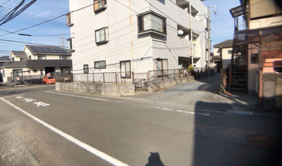 【外観】 | ロワドール北野 | 隣家の土地はどうなっているのか、生活利便施設が近くにあるのか、学校まで近いかなど、お客様のライフスタイルにあわせたイメージが重要です。また、近くにあると困る施設が近くにないかも確認するといいでしょう。