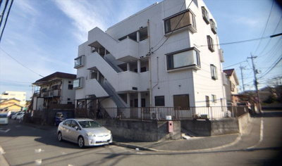 【構造・工法・仕様】 | ロワドール北野 | 道幅が広い場所は日当たりや風通が良好です。幅が広いのですれ違いも可能ですし大きな車でも駐車可能！一方で、大型車が通ることも多くなるため交通量の増加により騒音に繋がります。また土地の値段が高くなります。