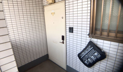 【玄関】 | ロワドール北野 | 玄関は家の顔でもあり、家族以外の目にも止まる場所です。玄関は外との間を仕切る扉、靴などをしまっておく収納スペース、靴脱ぎのたたきスペース、来客とのやり取りをするドアホンなど複数のアイテムからなります。