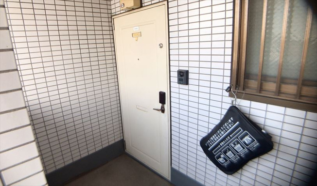 【玄関】 | ロワドール北野 | 玄関は家の顔でもあり、家族以外の目にも止まる場所です。玄関は外との間を仕切る扉、靴などをしまっておく収納スペース、靴脱ぎのたたきスペース、来客とのやり取りをするドアホンなど複数のアイテムからなります。