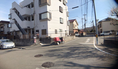 【外観】 | ロワドール北野 | 外観はマンション管理がされているかの目安になります。築年数が古いと、壁面は劣化してひび割れが生じることも！建物が古びていても細かいところが修繕されていると、きちんと管理されているなぁと感じるでしょう。