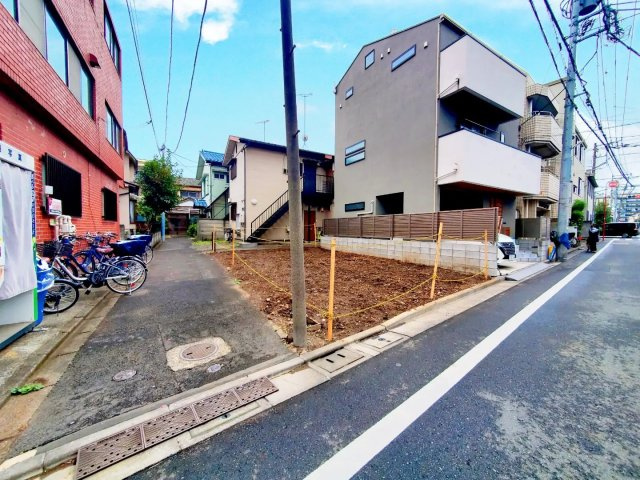 【前面道路含む現地写真】 | 板橋区仲町　建築条件付売地 | 約6.3ｍ公道に面した角地！駅徒歩６分と便利な立地且つ、解放感を得られる立地環境が魅力です。４ＬＤＫ＋Ｐの建物参考プラン有！土地建物総額6,780万円にてご紹介可能です。