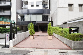 【エントランス】 | お客様を、そして住人を出迎えてくれるマンションのエントランス。ゴミが落ちていないことからも、管理状態の良さや住民の節度の高さが見て取れます。～即日のご見学可能～　お問合せはお気軽にどうぞ。