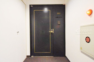 【その他共用部分】 | 皆様をお迎えする、お部屋の玄関ドア。開けやすさや開放角度、ドアノブの操作しやすさや鍵の形状などを、現地で一度ご確認ください。～即日のご見学可能～　お問合せはお気軽にどうぞ。