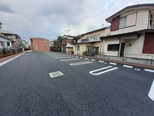 シャルマンの駐車場