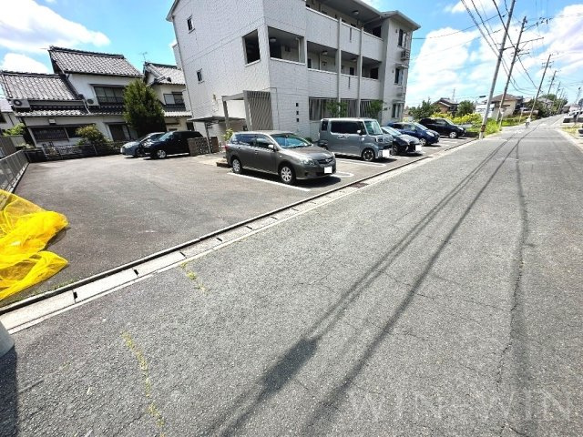 プレジール多米の駐車場