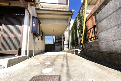 【駐車場】 | 宇治市五ケ庄一番割　中古戸建 | 普通車が停められる駐車場があるので、お車が必要な方は安心してお引越しして頂けます。