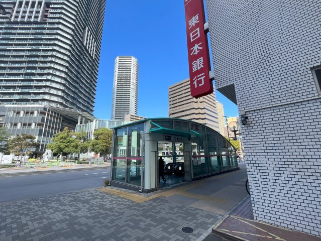 マンションの1階に東日本銀行がございます。建物の目の前が、大江戸線「勝どき」駅出入口。