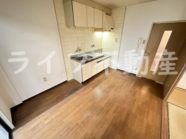 グランメゾン浅田Ⅱの居間・リビング|こちらのリビングで趣味の時間をお楽しみください