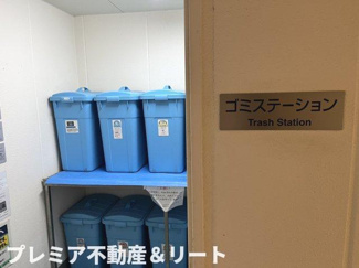 【その他共用部分】 | 各階にゴミ置き場があります。