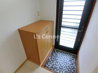 【玄関】 | コーポ寿 | 下駄箱付きで靴も収納できます。