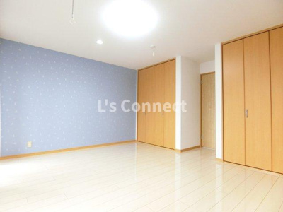 【居間・リビング】 | コーポ寿 | ８帖の洋室です。アクセントクロス仕様。