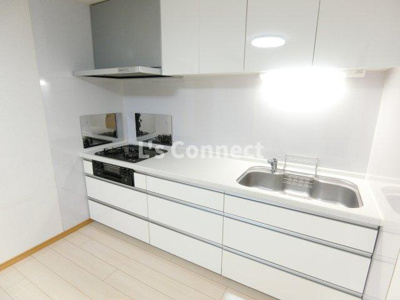 【キッチン】 | コーポ寿 | ３口ガスコンロのシステムキッチン。お料理のしやすい広いキッチンです。