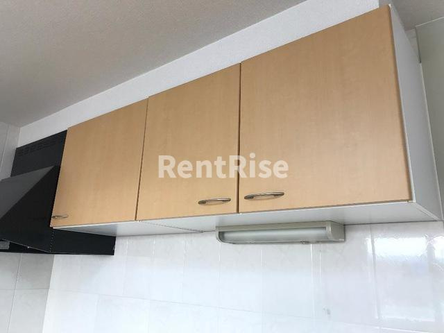 キングス ビレッジＭのキッチン|キッチン吊戸棚