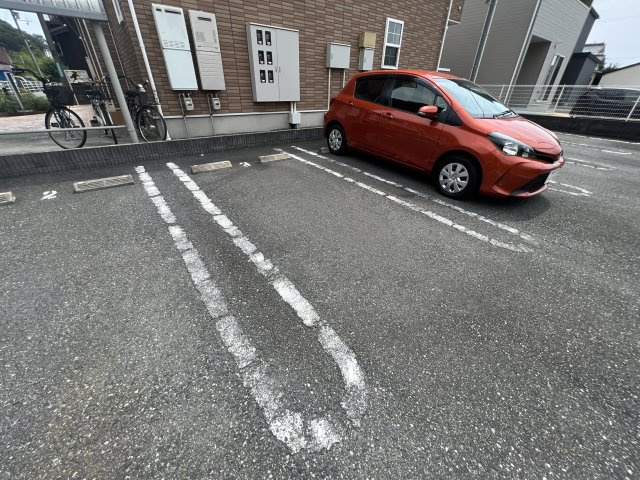 シュラインイーストの駐車場