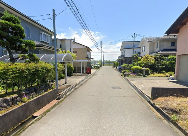 あわら市国影　中古戸建の前面道路含む現地写真