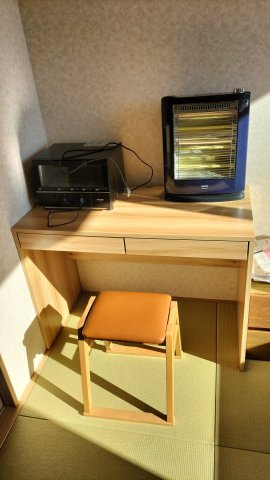 広野ハイツの内装|机、椅子、トースター、電気ストーブ付