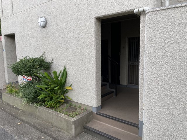 山本マンションのエントランス