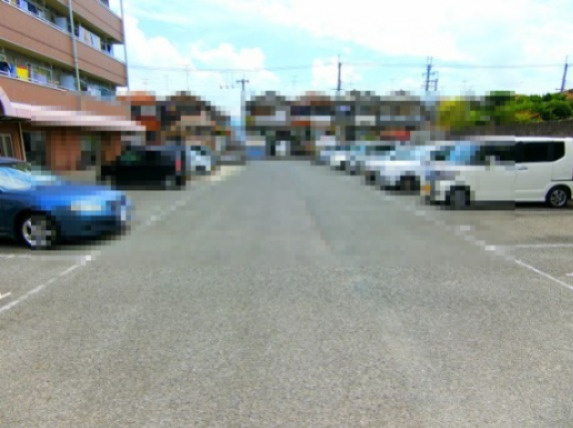 ロイヤルガーデン長野の駐車場