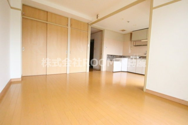 メゾンド妻ヶ丘の居間・リビング|こちらのリビングで趣味の時間をお楽しみください