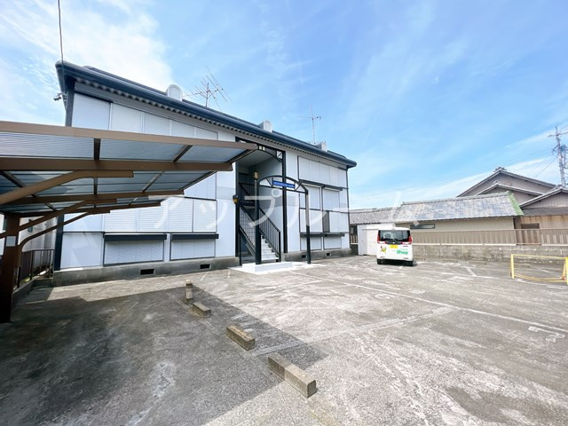 メゾンドール小木の駐車場