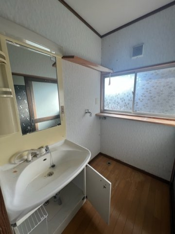 花巻市上小舟渡　中古住宅の洗面所