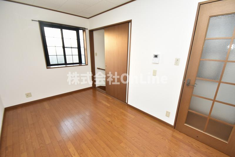 西山本町5丁目戸建の洋室