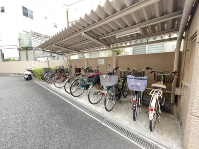 【駐輪場】 | 豊中緑丘パークマンション | サイトに掲載されていない箇所の写真、撮影してお届けさせて頂きます！気になる物件で、見たい部分の画像が無い場合は、弊社スタッフまでご連絡下さいませ。お客様の気になる箇所を、カメラにて撮影して参ります！
