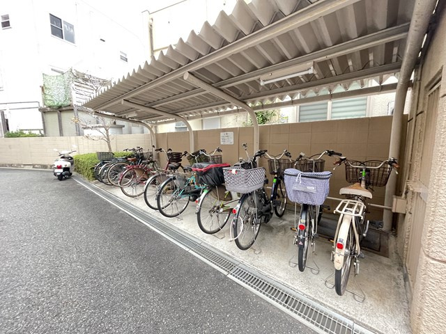 【駐輪場】 | 豊中緑丘パークマンション | サイトに掲載されていない箇所の写真、撮影してお届けさせて頂きます！気になる物件で、見たい部分の画像が無い場合は、弊社スタッフまでご連絡下さいませ。お客様の気になる箇所を、カメラにて撮影して参ります！