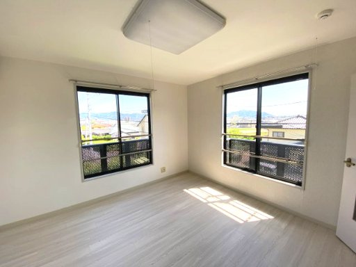 ディアスJｂの洋室|角部屋で窓が2面あります。