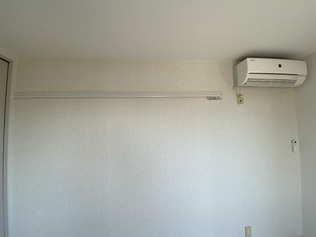 ディアスJｂの設備|北側の壁にはピクチャーレールあり。エアコン1台設置しています。