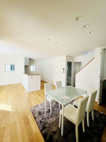 広島市南区堀越2丁目　新築一戸建て(全5棟)の居間・リビング|広々17.5帖のLDK