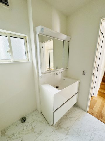 広島市南区堀越2丁目　新築一戸建て(全5棟)の独立洗面台|独立洗面台、小物を置くことができて便利です