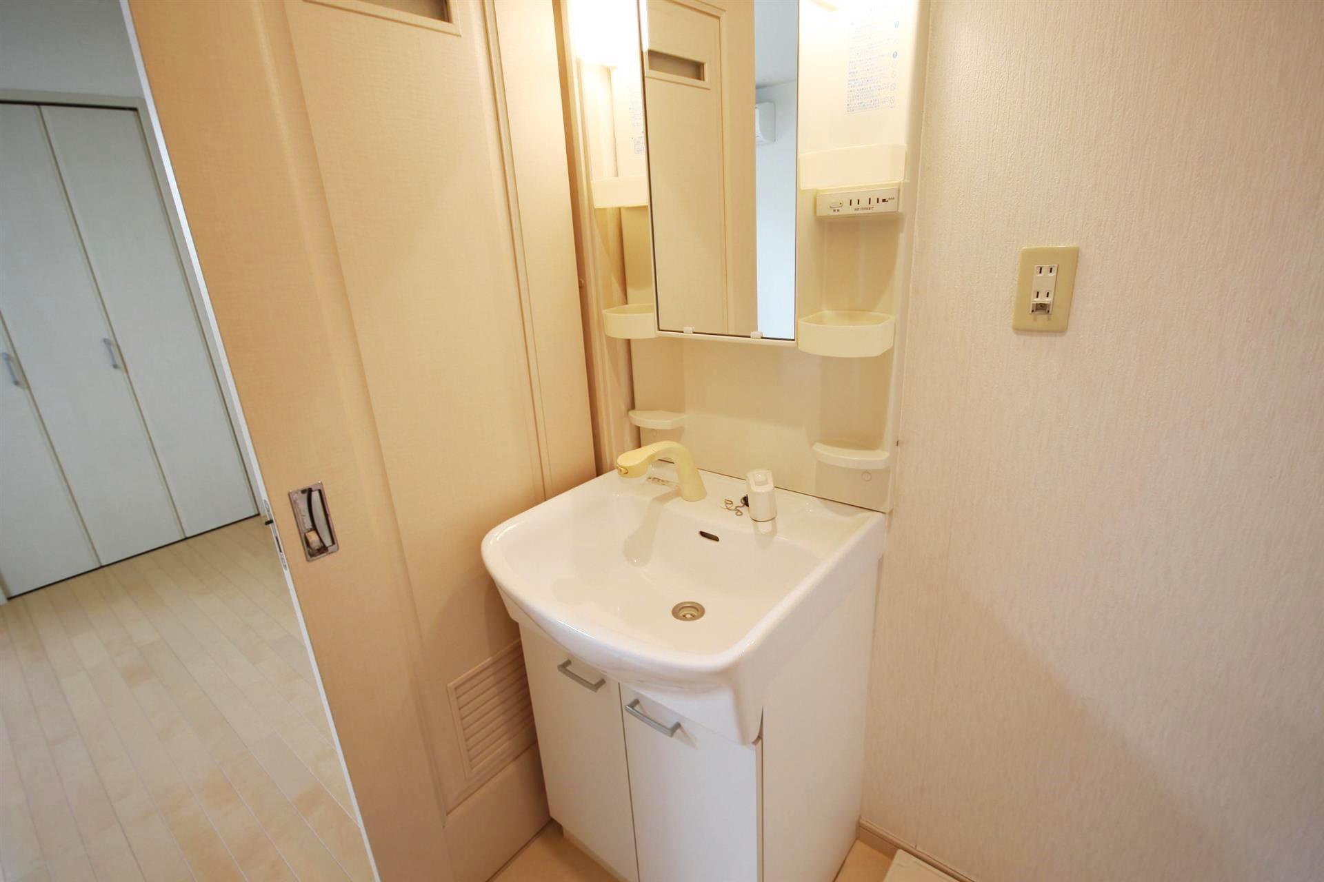 久留米市御井町のアパートの洗面所|明るい洗面所です