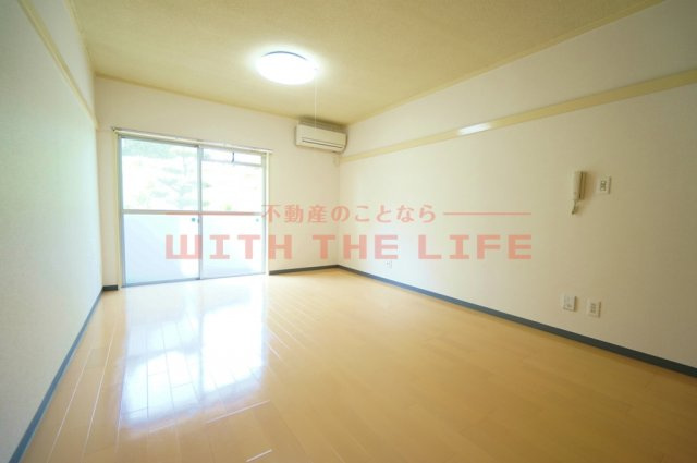 エトランゼ宮本Ⅲ【キャッシュバック対象物件】の居間・リビング|ゆったり過ごせるリビングです