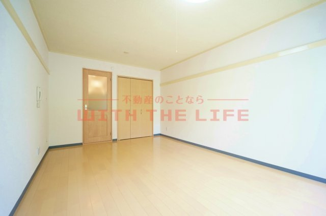 エトランゼ宮本Ⅲ【キャッシュバック対象物件】の洋室|落ち着いた色調の洋室です