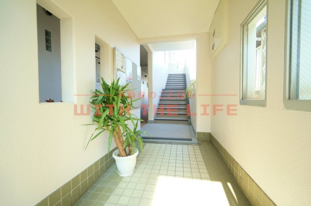 エトランゼ宮本Ⅲ【キャッシュバック対象物件】のロビー|清潔なロビーです