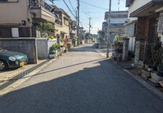 【前面道路含む現地写真】 | 前面道路は北側に公道幅員約５ｍに面しており、開放的です(^^)