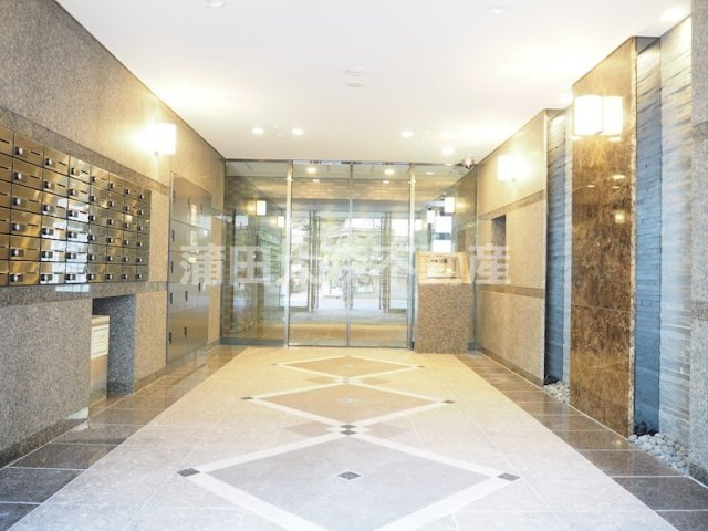 ルーブル東蒲田十番館のエントランス|タイル張りのエントランス！防犯カメラTVモニター付オートロック宅配BOXメールBOX管理人室