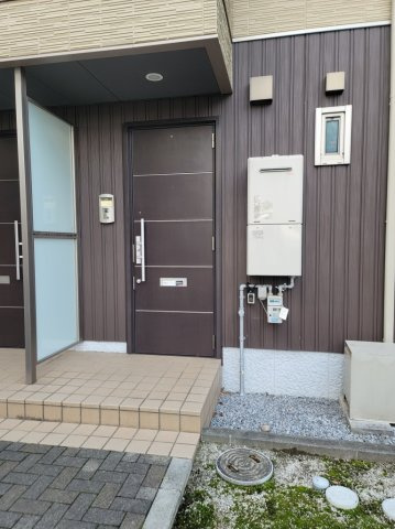シャーメゾン　フィオリータのエントランス|玄関はWロックキーなので安心です。
