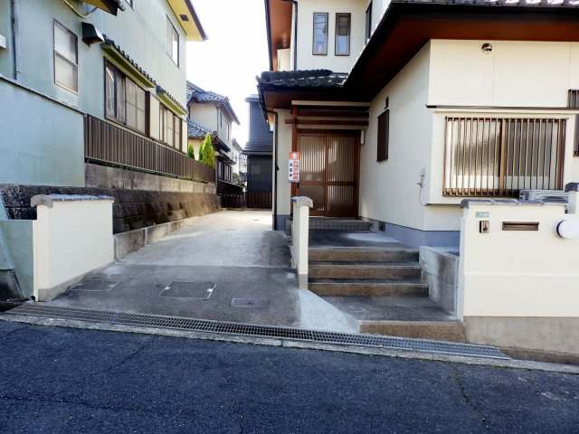 広島市佐伯区藤の木2丁目　中古一戸建ての駐車場|駐車3台可！来客時にも安心♪